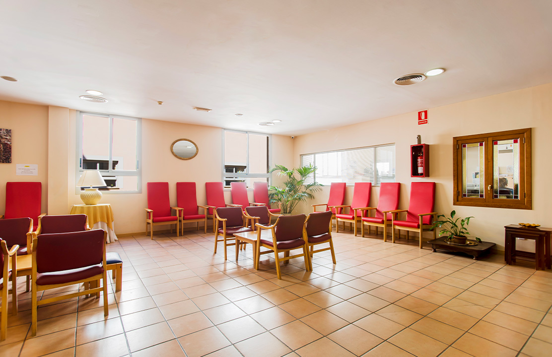 Carrusel sóller 10 Salón con sillas rojas