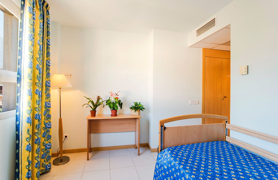 Carrusel sóller 7 Habitación con cama y mueble con flores