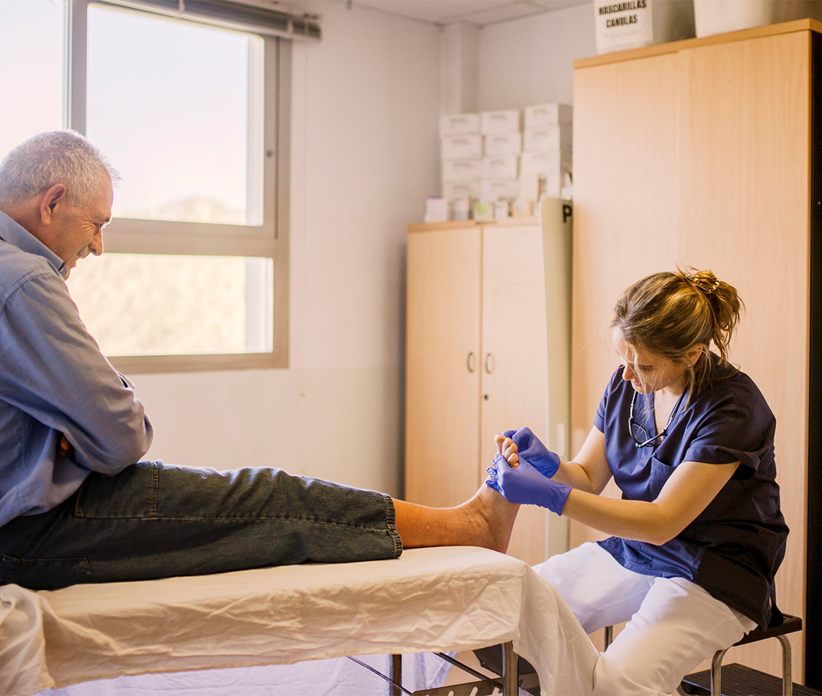 enfermera haciendo curas