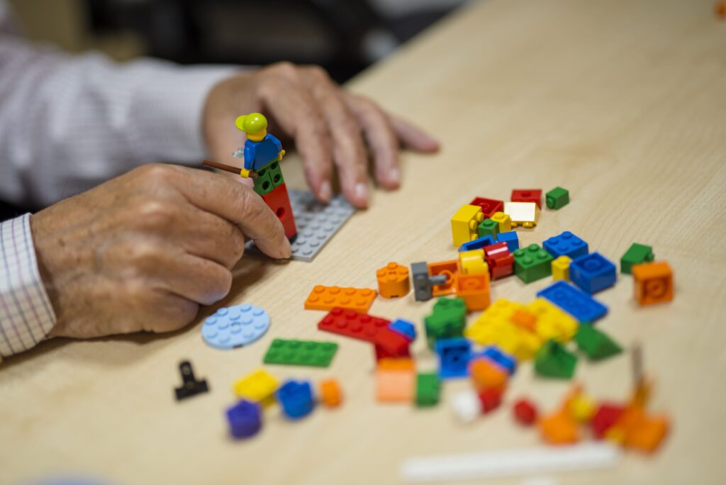 residente montando Lego