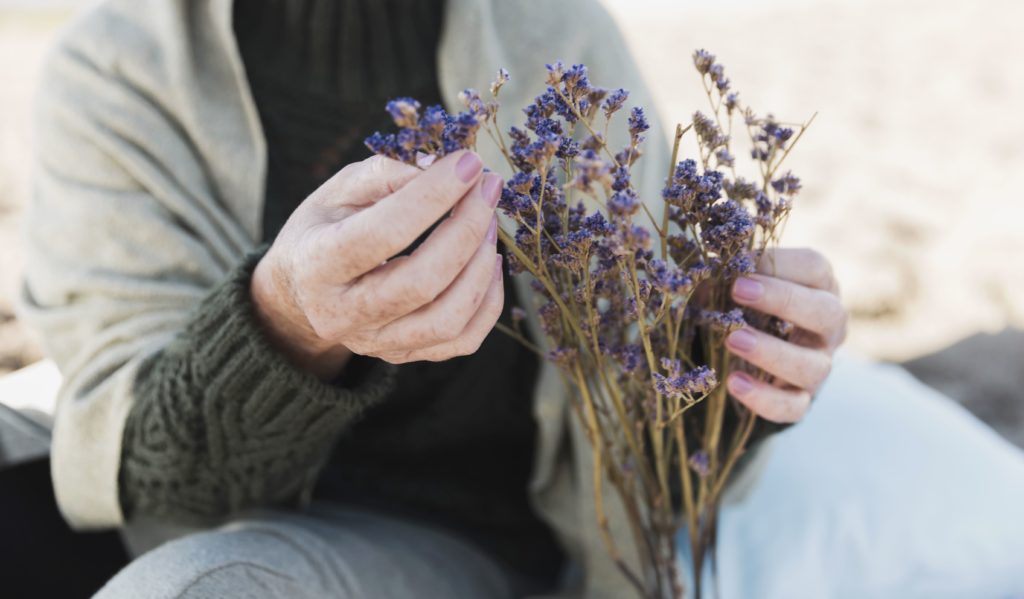 mujer mayor con lavanda en sus manos