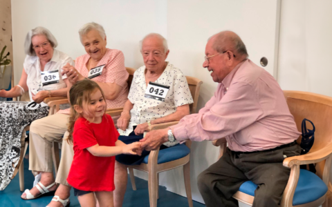 Niños haciendo gimnasia con abuelos