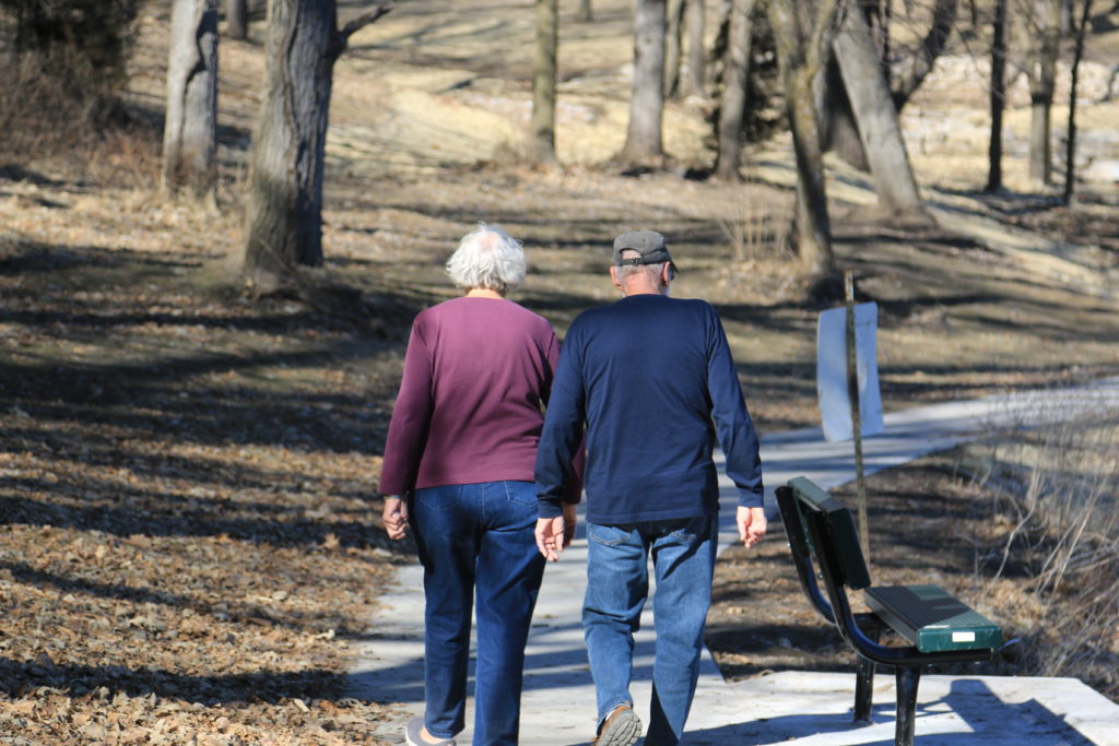 pareja octogenaria andando