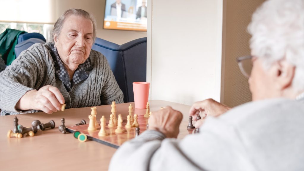 abuelas jugando ajedrez